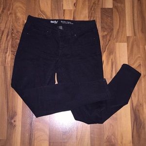 Black mid rise jegging